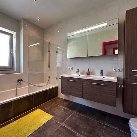 Partyhouse Harakiri Stay Different 60 Seconds To Mountains! Free Parking! Self Check-In Mayrhofen Zimmer foto