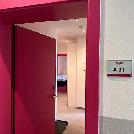 Partyhouse Harakiri Stay Different 60 Seconds To Mountains! Free Parking! Self Check-In Mayrhofen Zimmer foto